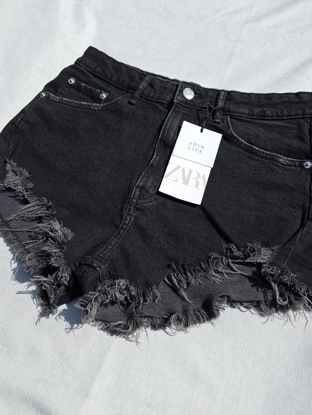 Zara NWT Black High Waisted Cut Off Jean Shorts Size 8 - Picture 2 of 13